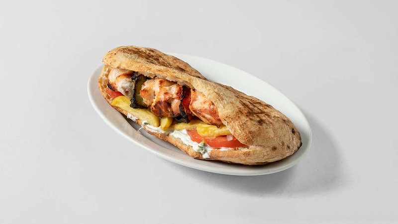 Καλαμάκι κοτόπουλο στήθος σε κυπριακή πίτα