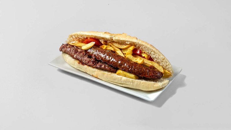 Sandwich λουκάνικο χωριάτικο